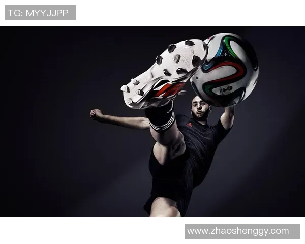 黑色系足球女球星头像设计展现动感与力量之美